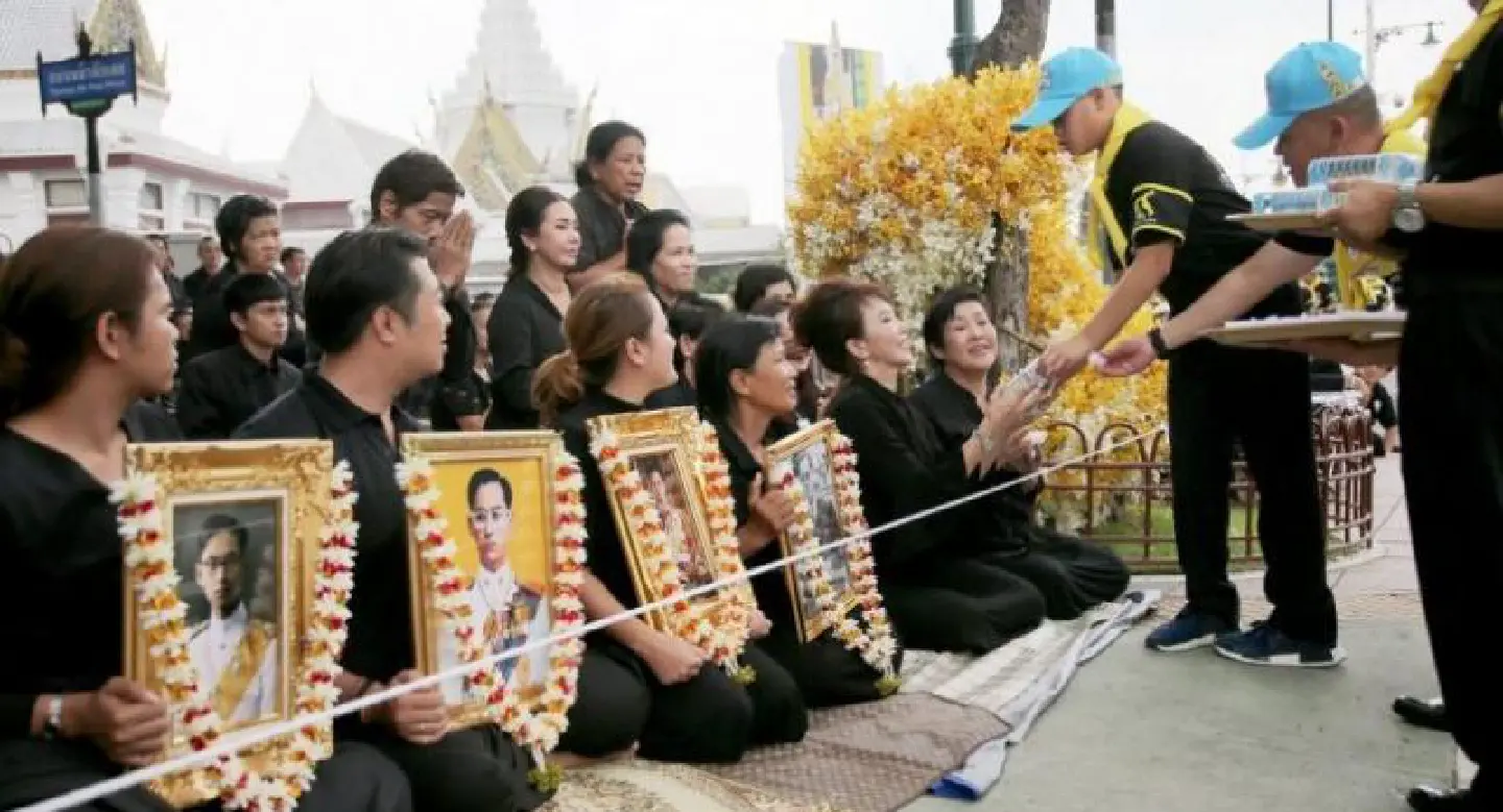 Prince Dipangkorn joins volunteers at royal temple Prince Dipangkorn joins volunteers at royal temple