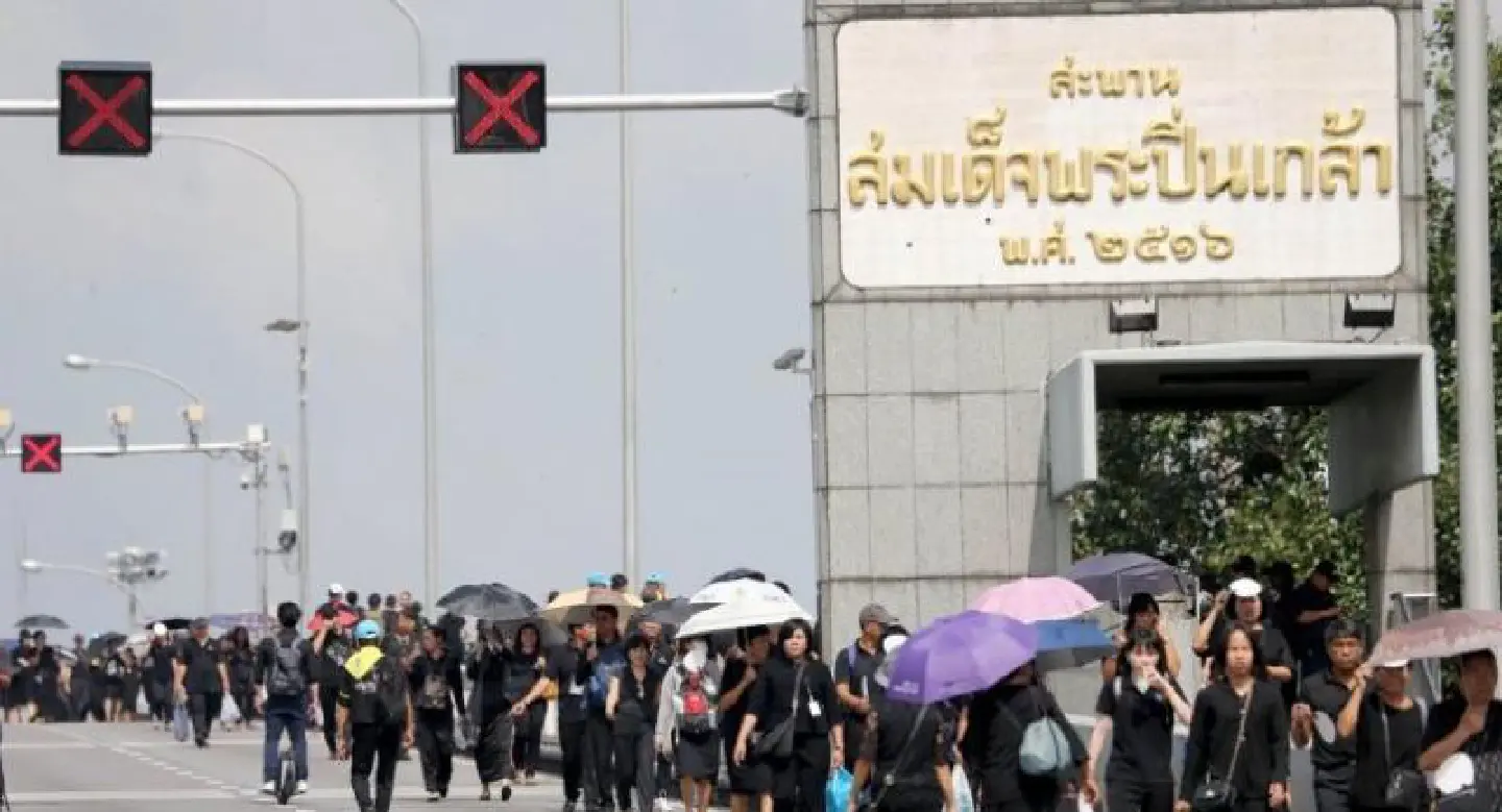 Mourners undeterred by hardships and foul weather Mourners undeterred by hardships and foul weather