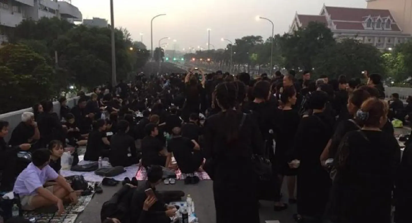 Mourners in black throng Sanam Luang Mourners in black throng Sanam Luang
