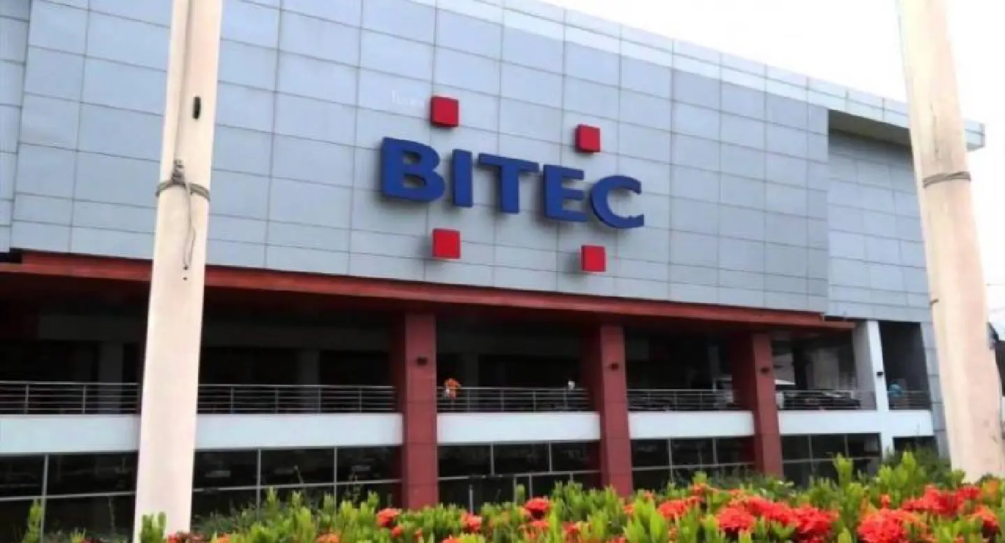 More than 20,000 gather at Bitec Bang Na to offer funeral flowers More than 20,000 gather at Bitec Bang Na to offer funeral flowers