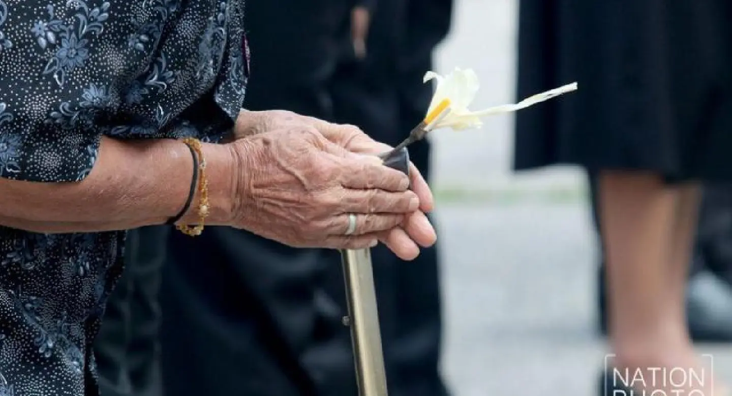 In Loei, 50,000 mourners place flowers, shed tears In Loei, 50,000 mourners place flowers, shed tears