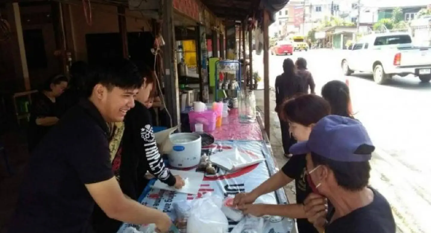 Lampang Muang vendors give food to passing mourners Lampang Muang vendors give food to passing mourners