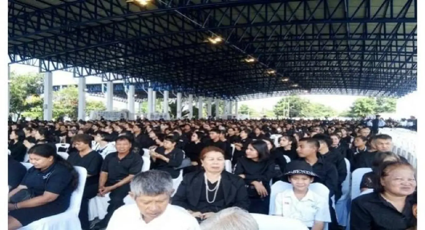 Replica form long queue at Pathum Thani’s Air Force Sports Stadium Replica form long queue at Pathum Thani’s Air Force Sports Stadium