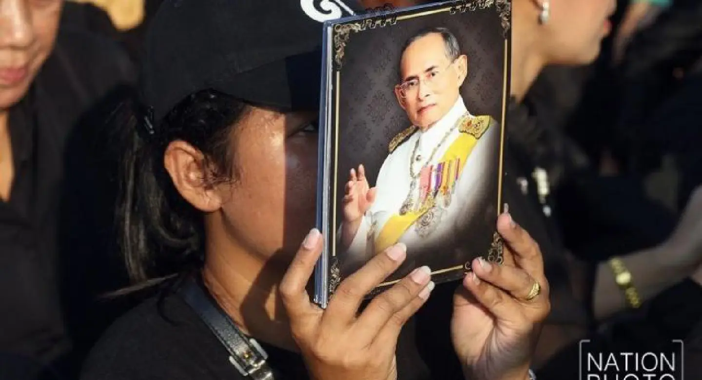 Rayong mourners brave scorching sun to join floral tribute Rayong mourners brave scorching sun to join floral tribute