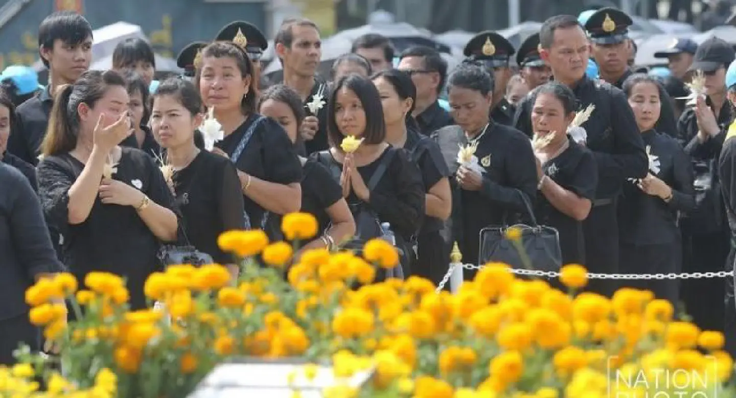 Mourners wait for three hours at Government Complex Mourners wait for three hours at Government Complex