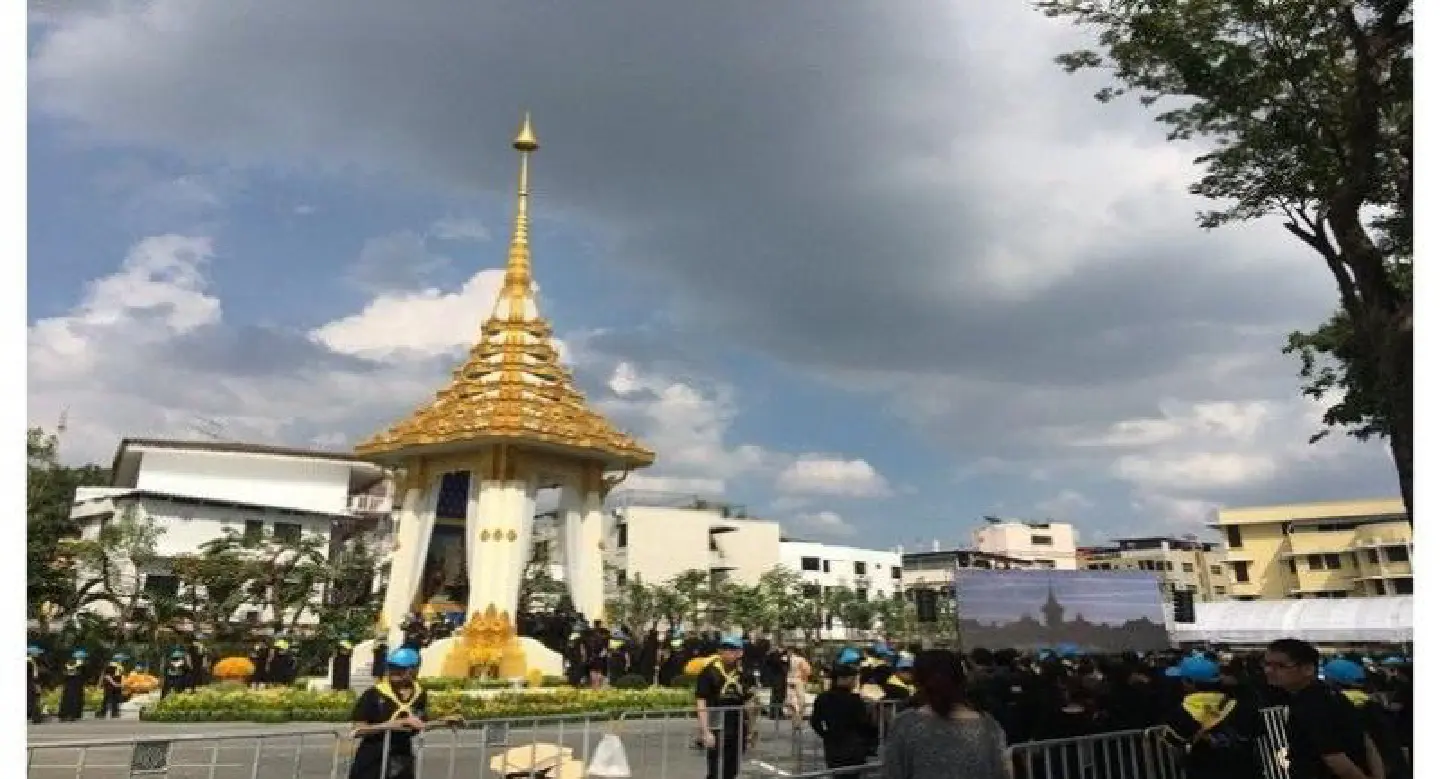 Emotional crowds throng crematorium replicas