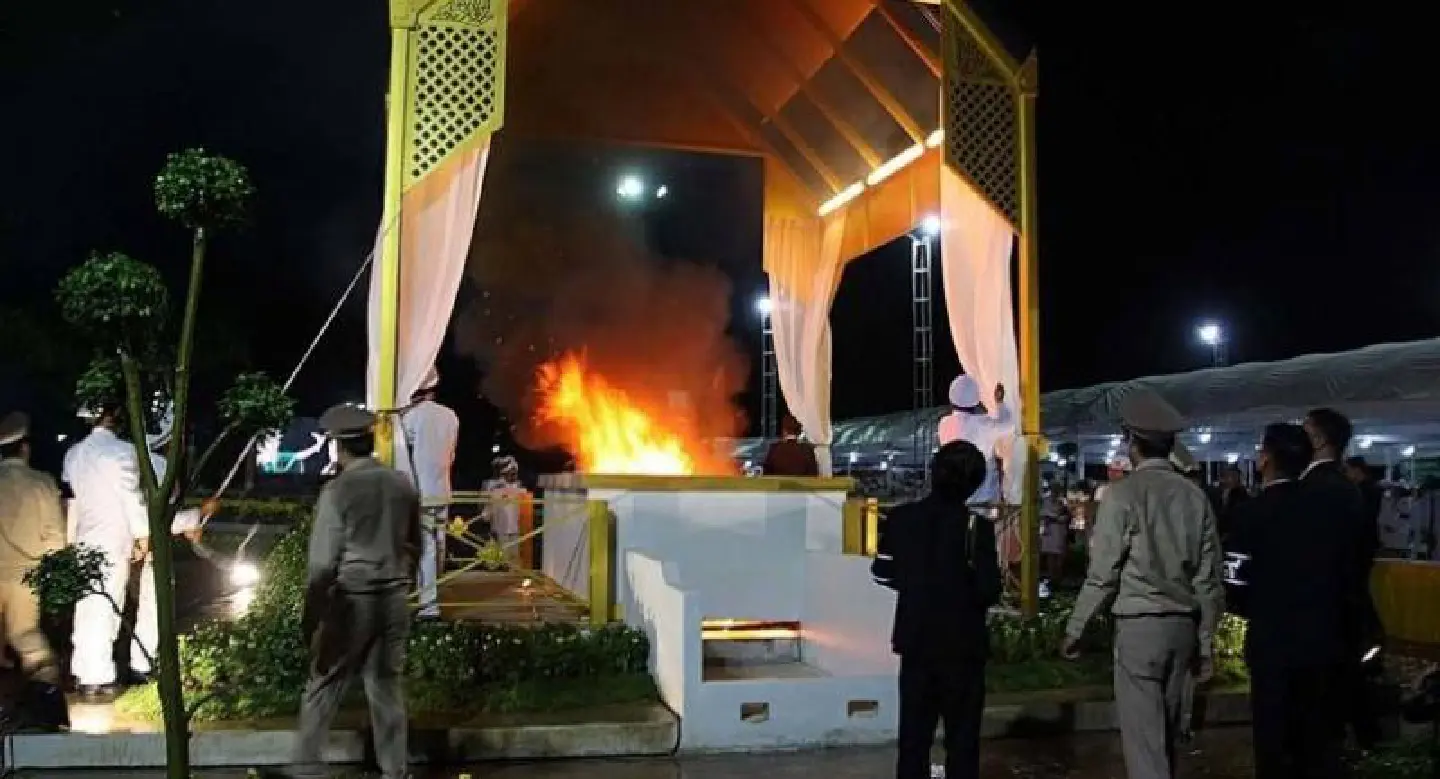Phayao governor burns funeral flowers in the rain Phayao governor burns funeral flowers in the rain