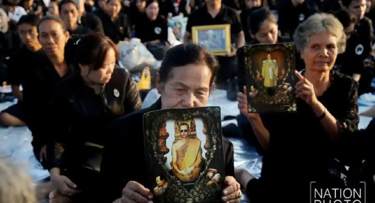 Mourners head home, others linger for final rites Mourners head home, others linger for final rites