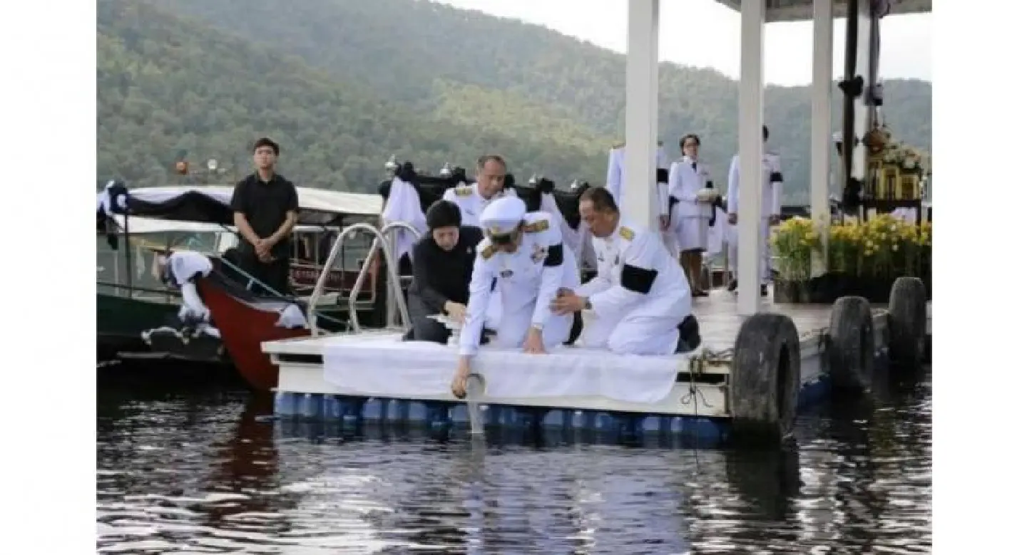 Ashes floated at Chiang Mai dam Ashes floated at Chiang Mai dam
