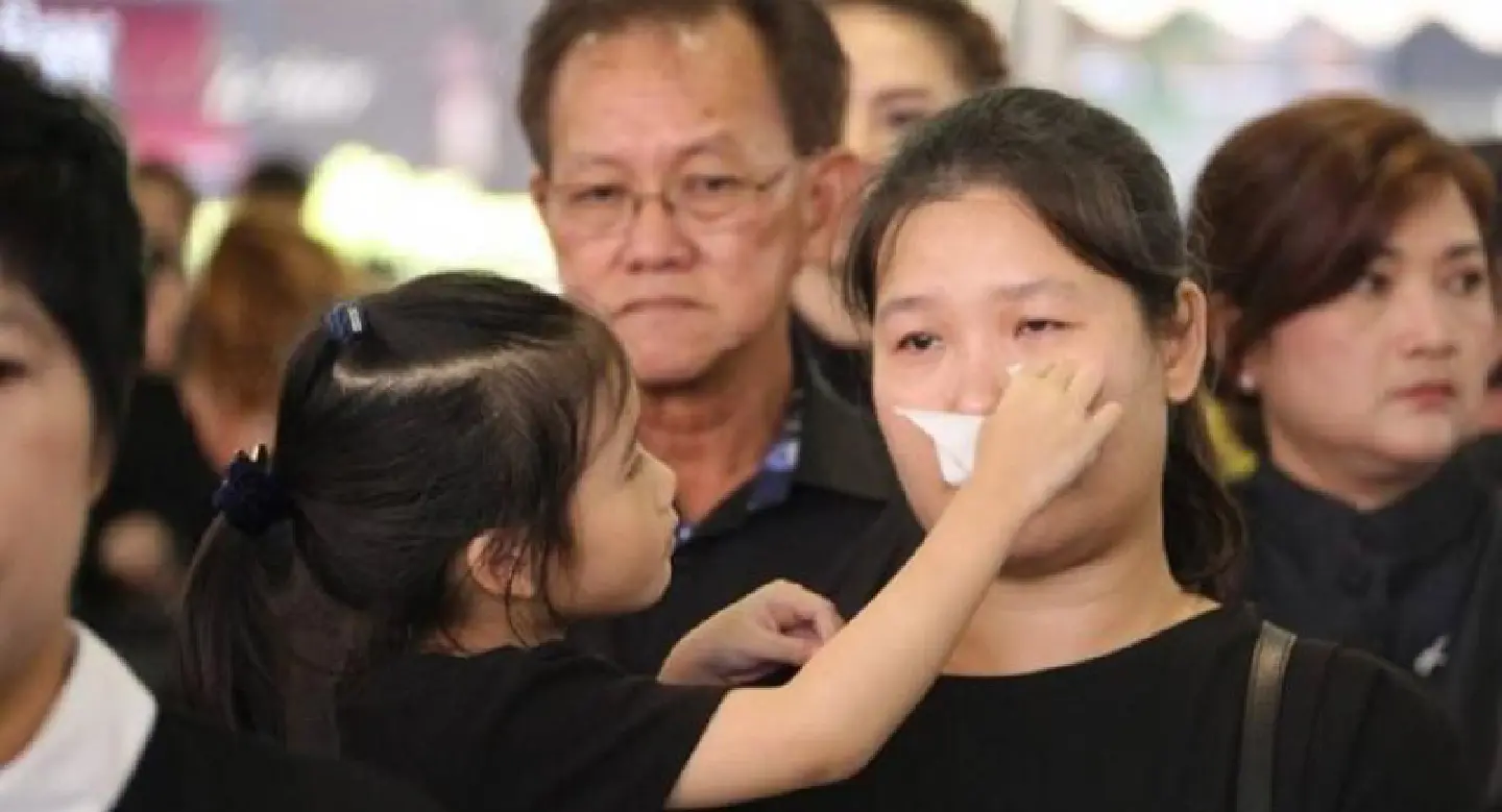 Overseas Thais and THAI flight attendants pay last respects Overseas Thais and THAI flight attendants pay last respects