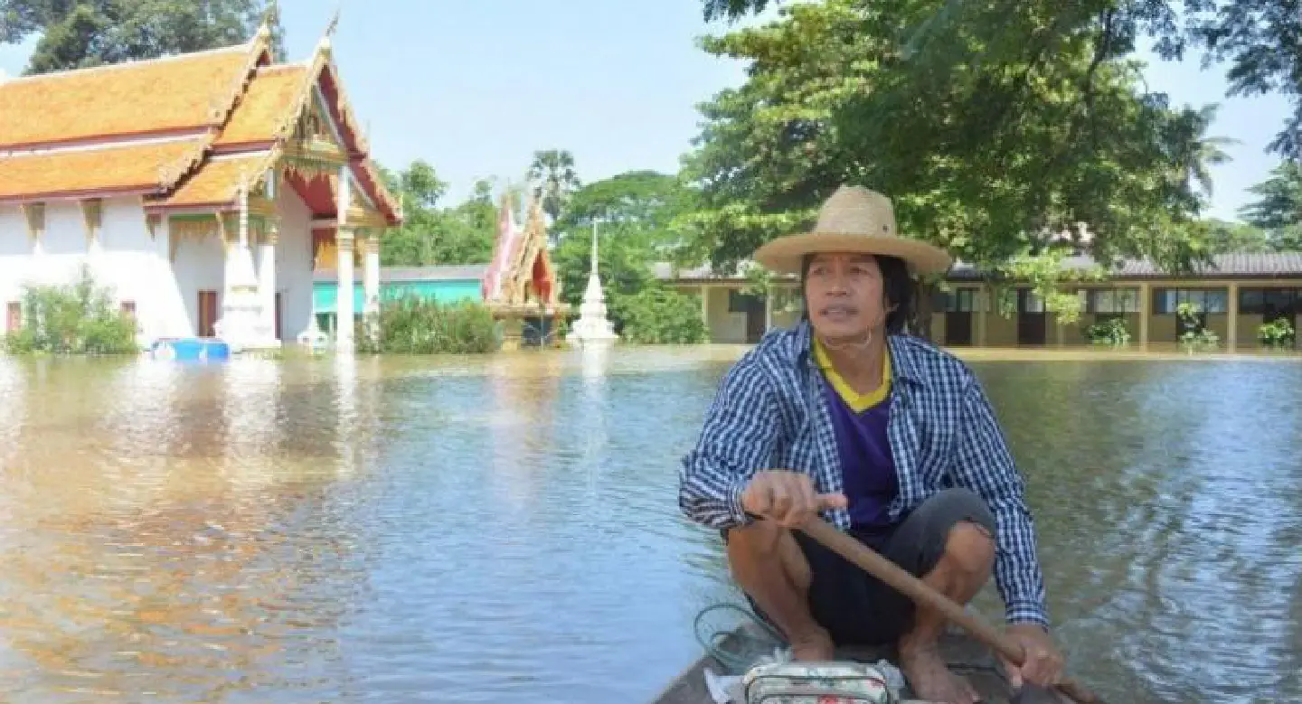 Ang Thong village flooded as Chao Phraya bursts levee Ang Thong village flooded as Chao Phraya bursts levee