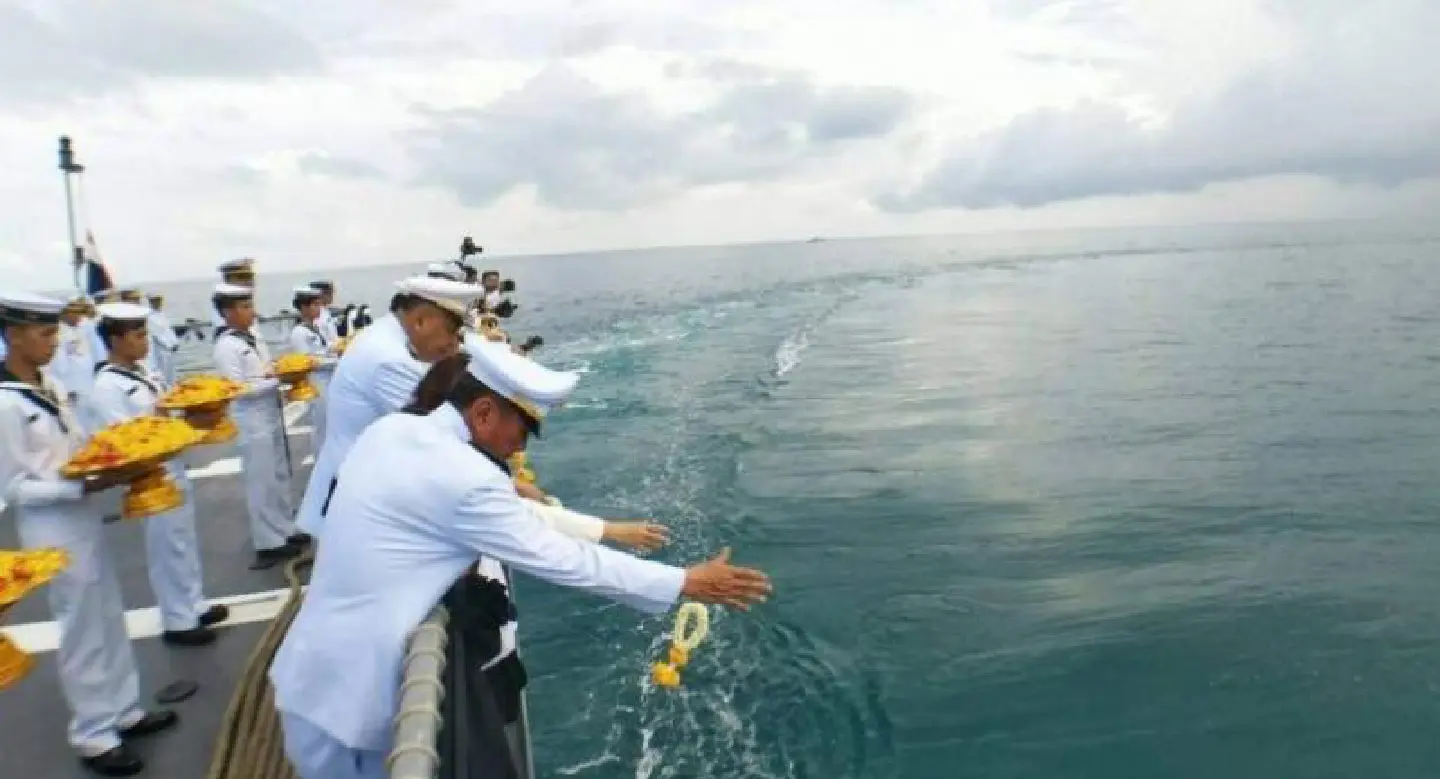 Songkhla governor spreads ashes from Navy ship Songkhla governor spreads ashes from Navy ship