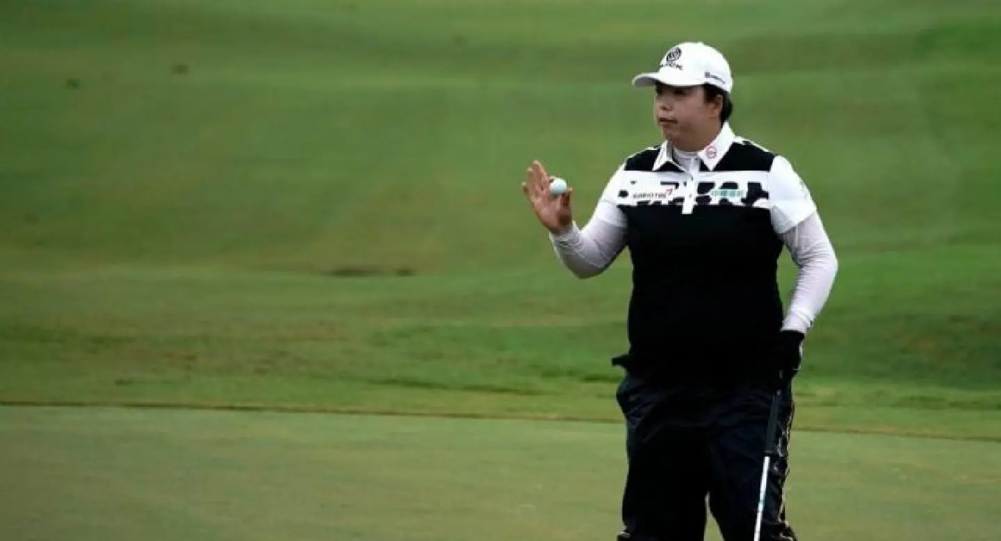 Defending champ Feng leads in Malaysia Defending champ Feng leads in Malaysia