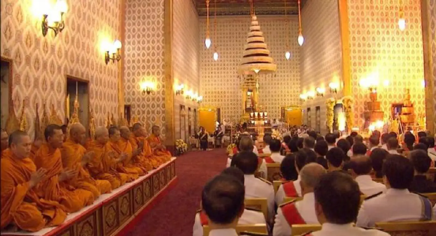 King makes merit for Royal Relics King makes merit for Royal Relics