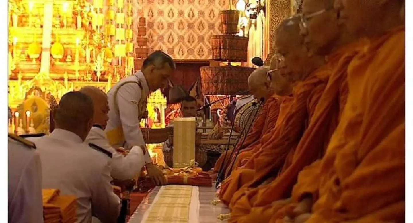 King pays his respects to Royal Relics, makes merit for Father