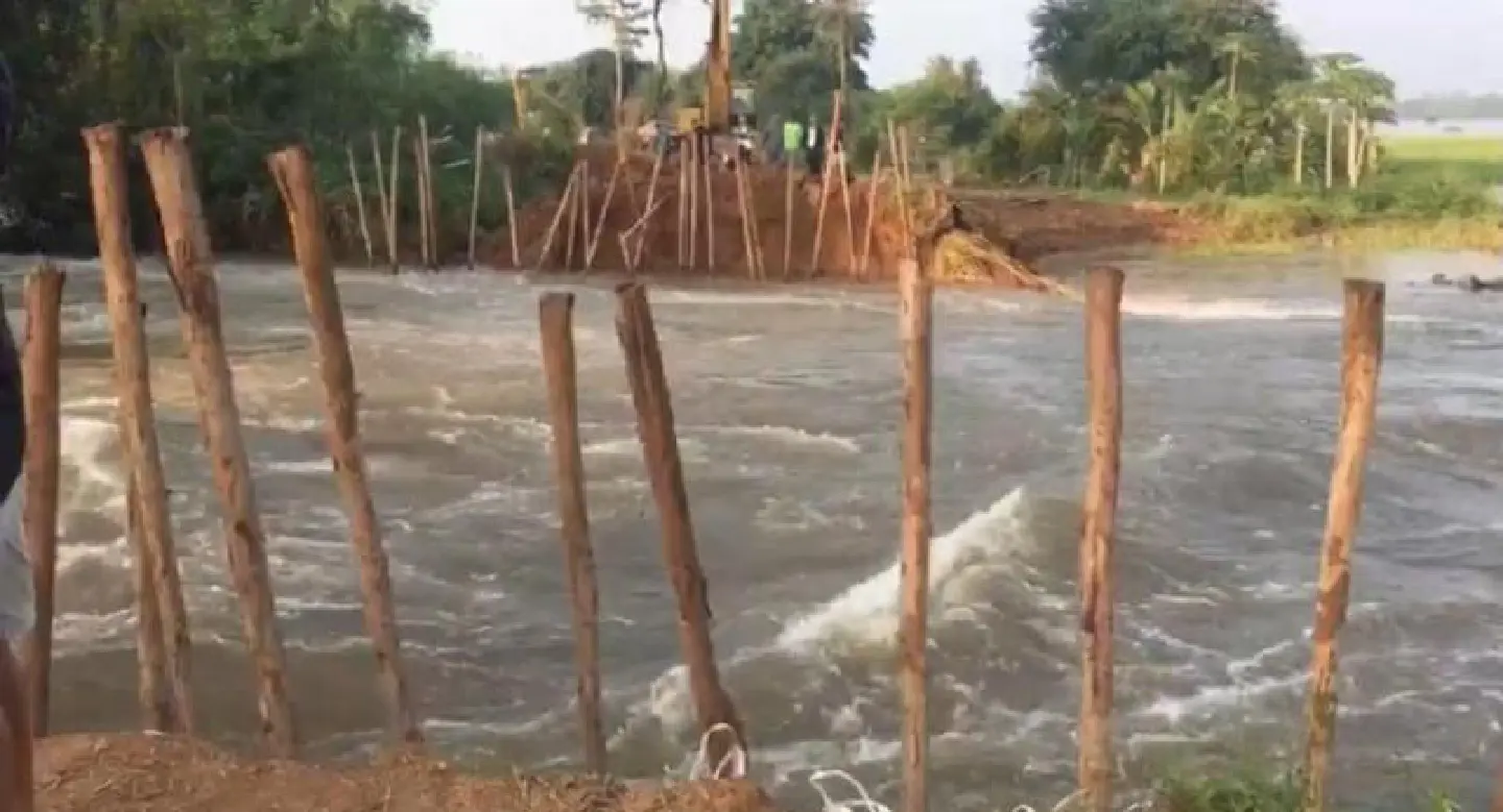 Volunteers help rebuild flood-damaged Khon Kaen road Volunteers help rebuild flood-damaged Khon Kaen road