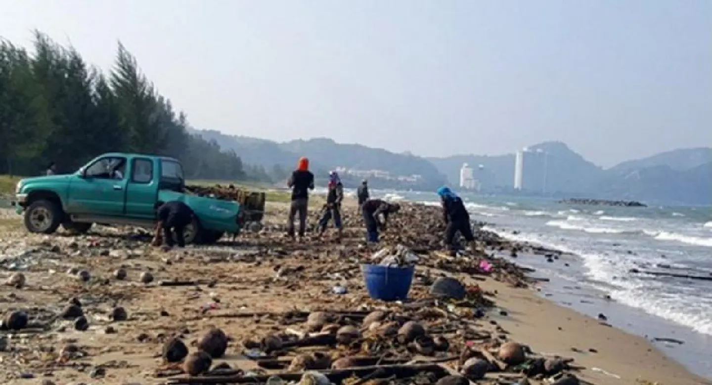 Pran Buri park seeks help from soldiers after tonnes of garbage washes ashore Pran Buri park seeks help from soldiers after tonnes of garbage washes ashore