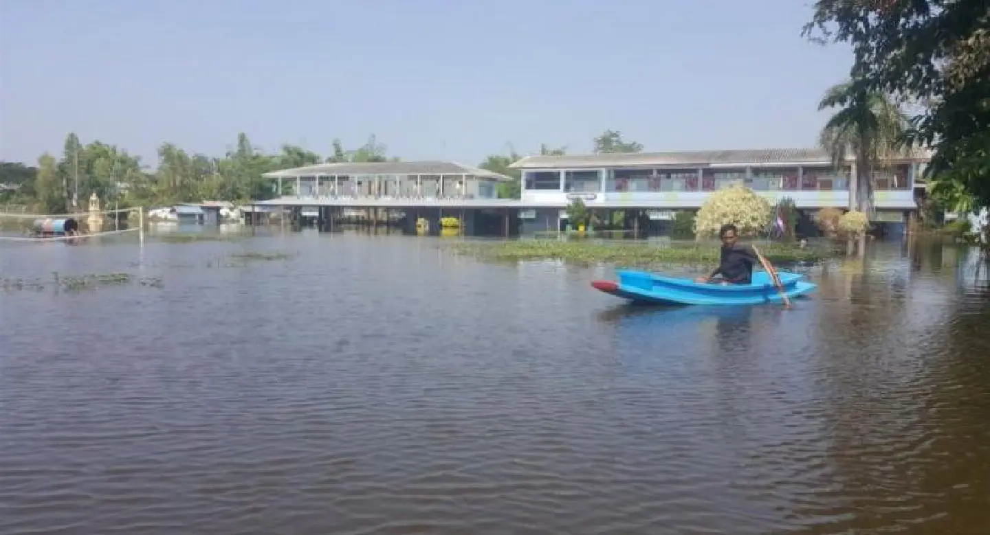 Nine Phichit schools to open late due to floods Nine Phichit schools to open late due to floods