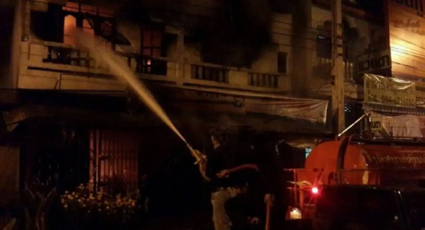 One killed, two injured in fire at florist's in Kamphaeng Phet One killed, two injured in fire at florist's in Kamphaeng Phet