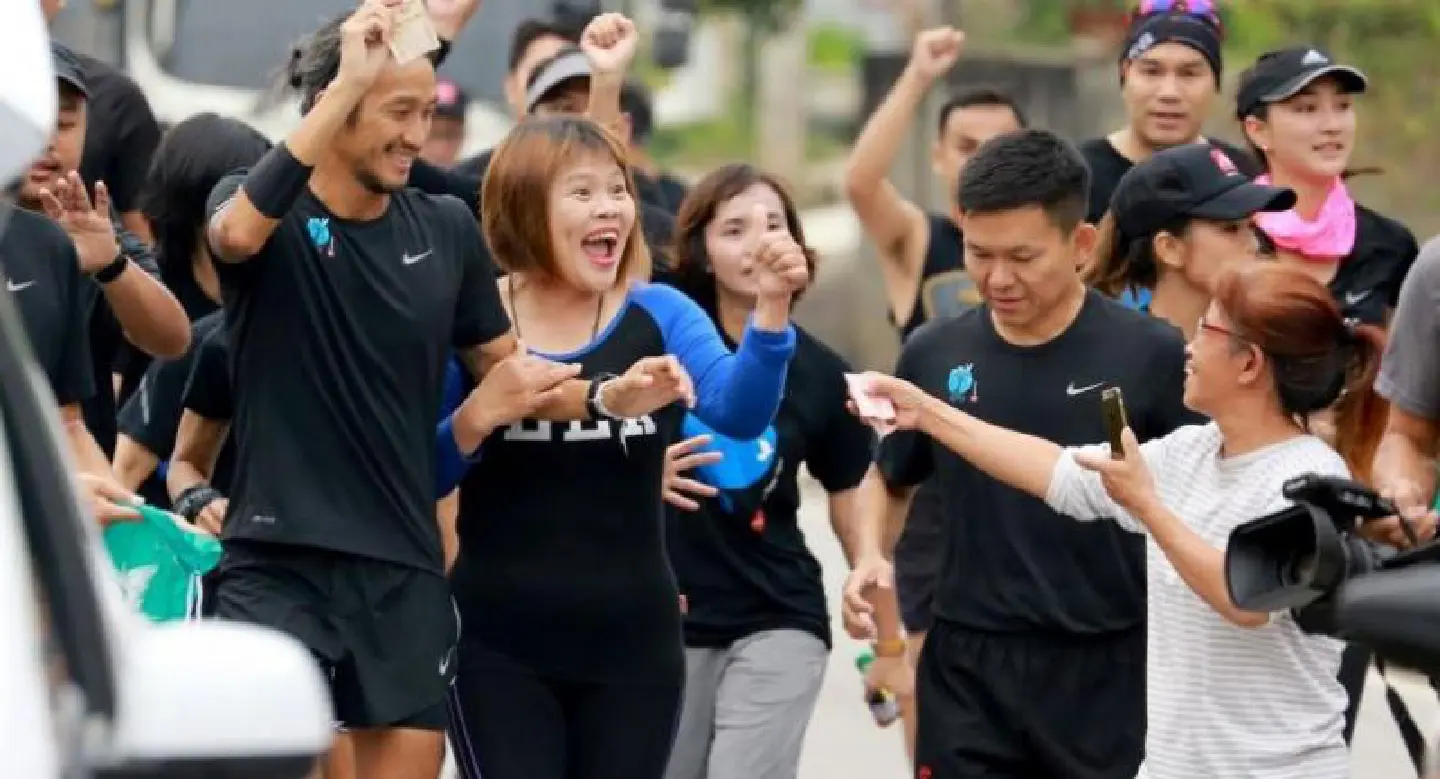 Rock star ‘Toon’ sets Bt45m-pace on first day of cross-country run Rock star ‘Toon’ sets Bt45m-pace on first day of cross-country run
