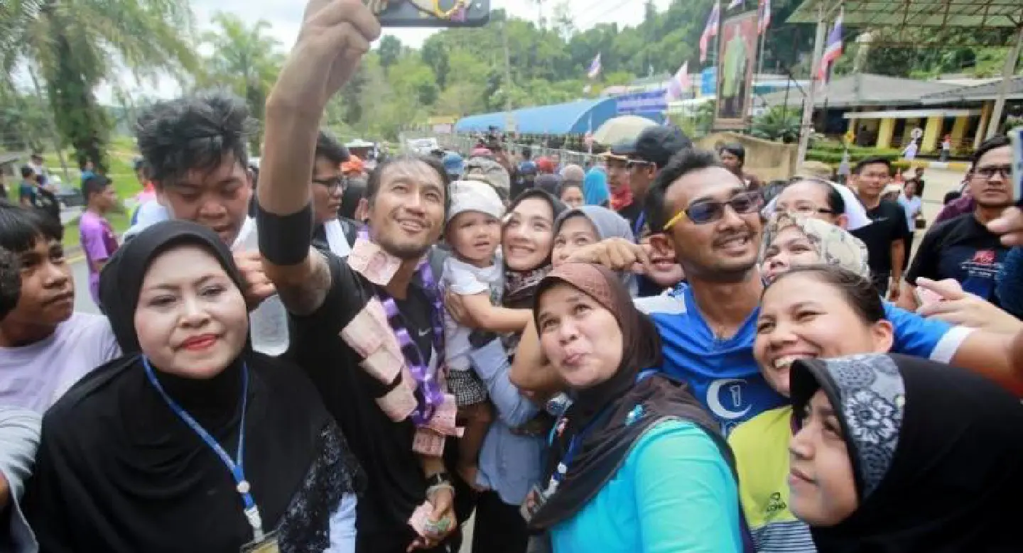 Prayut lauds Toon as charity run earns first Bt47 million Prayut lauds Toon as charity run earns first Bt47 million