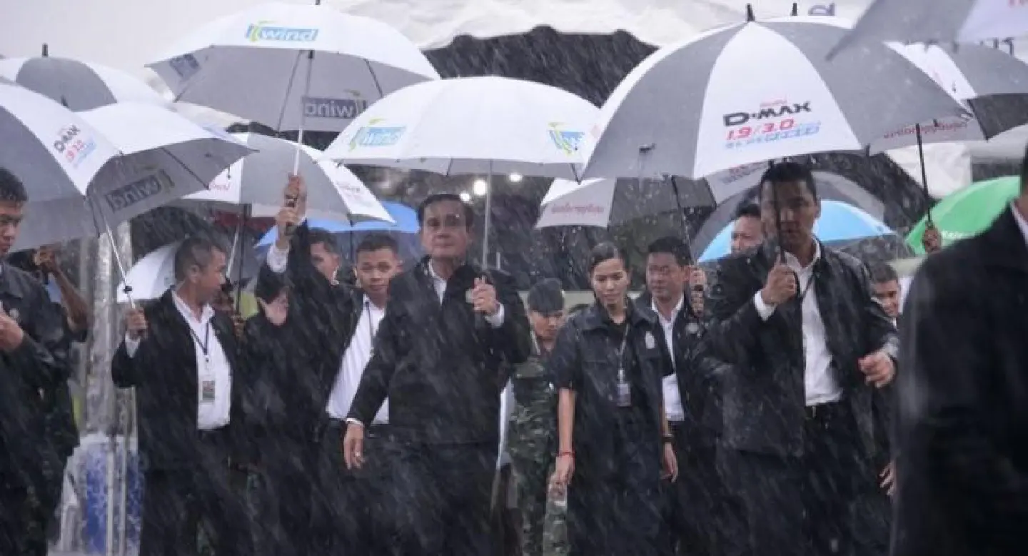 Rains force PM’s plane to be diverted to Surat Thani Rains force PM’s plane to be diverted to Surat Thani