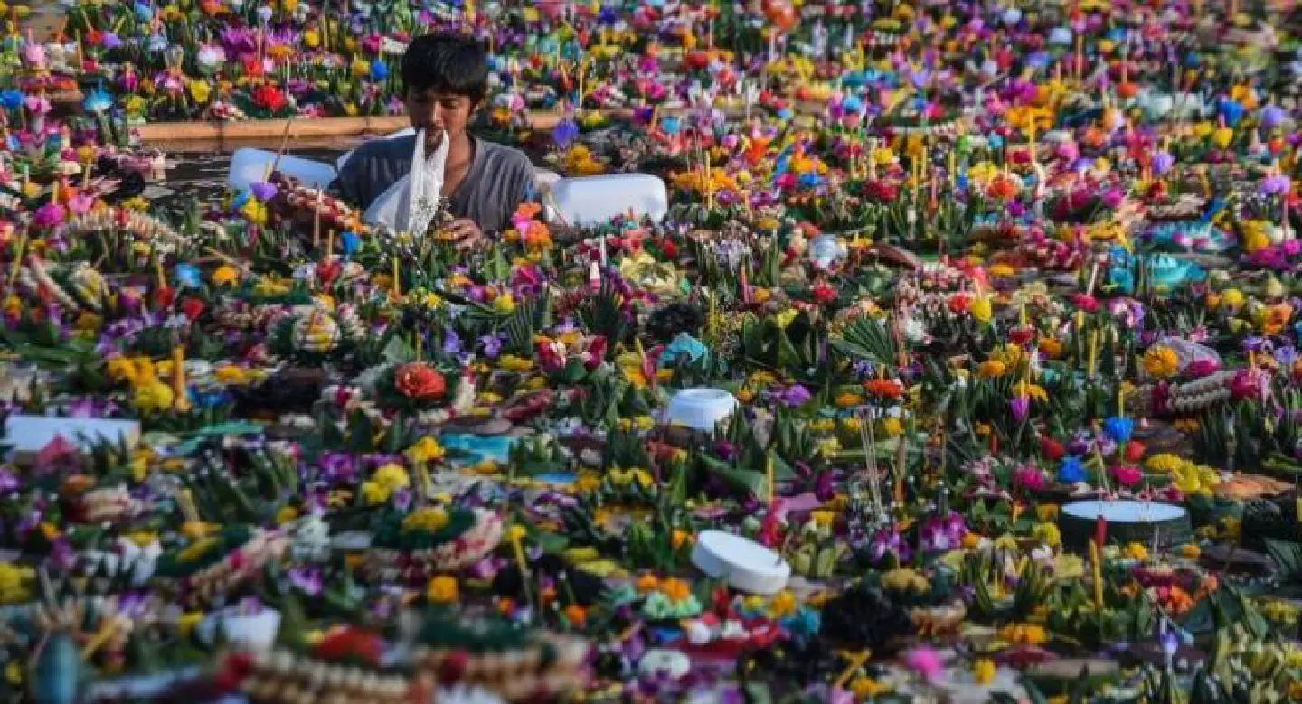 After the festival’s last krathong floats away, the nationwide clean-up begins After the festival’s last krathong floats away, the nationwide clean-up begins