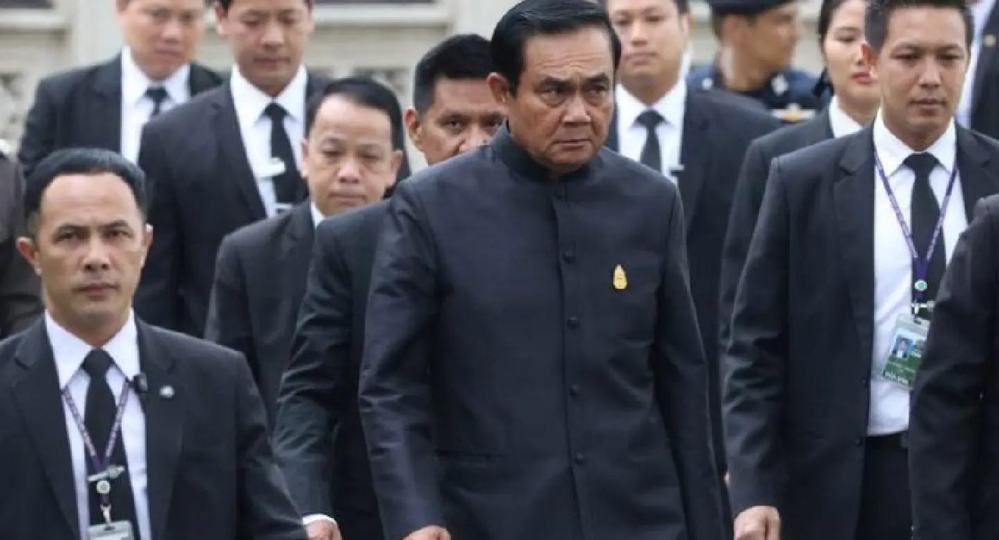 Politicians chide PM for military Cabinet Politicians chide PM for military Cabinet