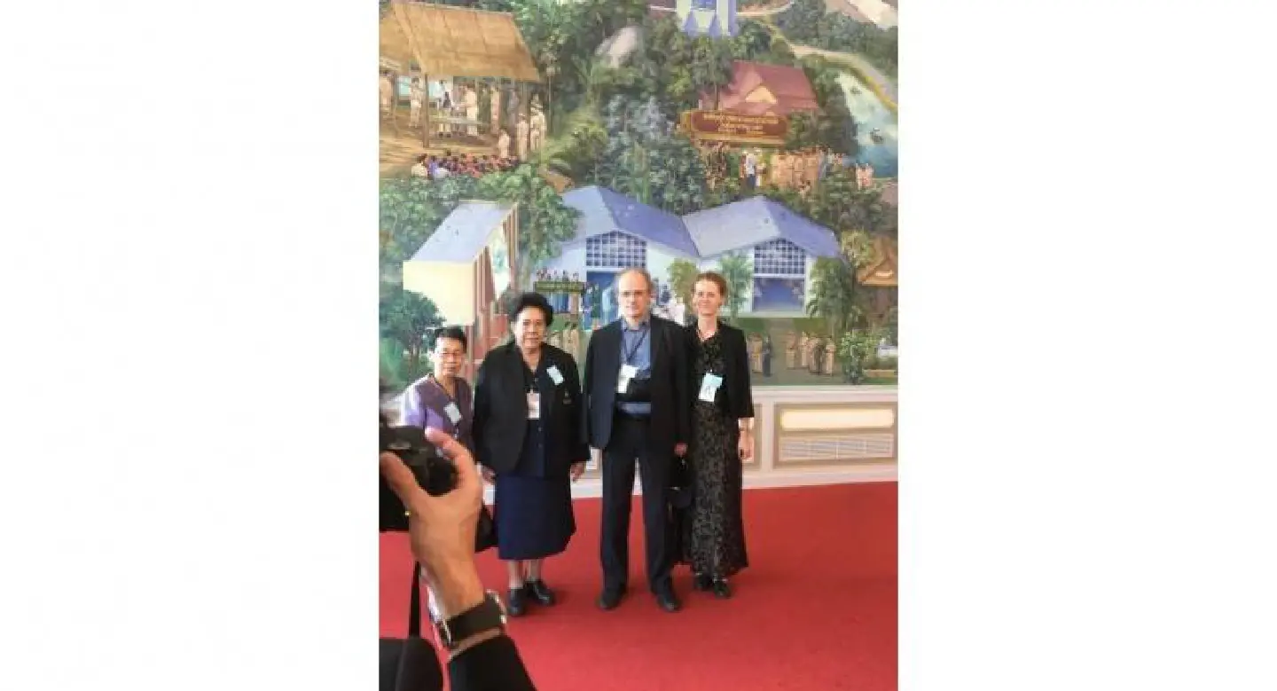 Foreigners visiting Royal Crematorium express their respect for the late King