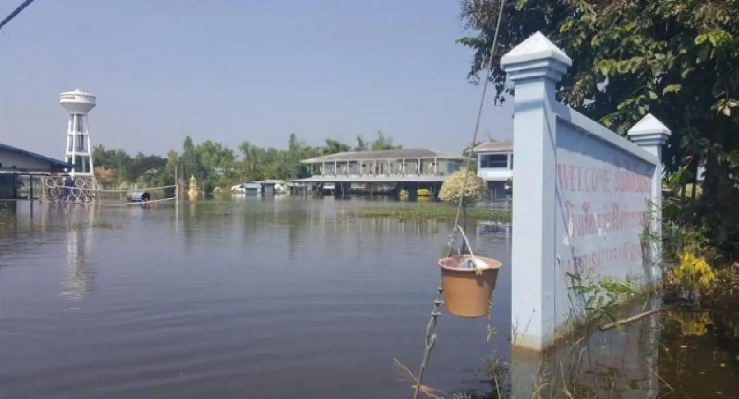 Phichit homes still under 40cm of floodwater Phichit homes still under 40cm of floodwater