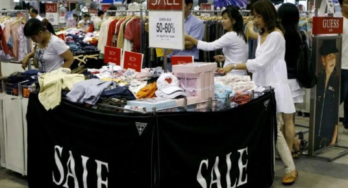 Retailers welcome pre-Christmas break to boost spending Retailers welcome pre-Christmas break to boost spending