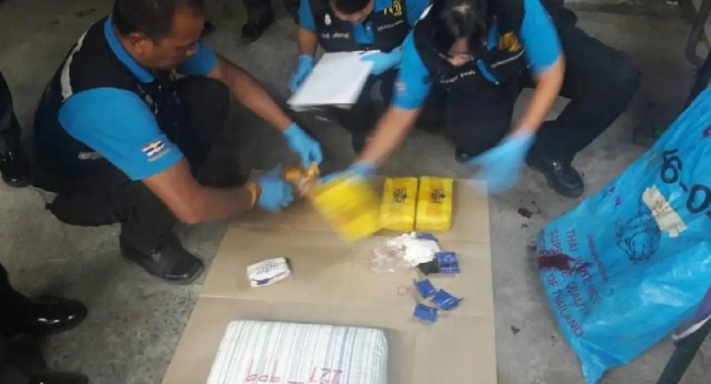 Unidentified man hands over 140,000 meth pills to Bangkok police Unidentified man hands over 140,000 meth pills to Bangkok police