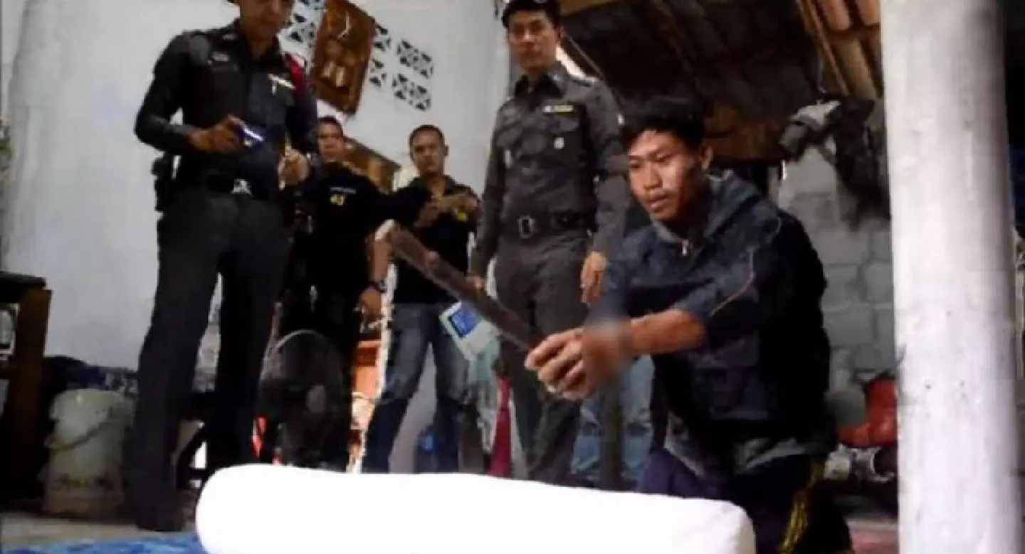 Suspect in murder of mother and daughter re-enacts crime in Narathiwat Suspect in murder of mother and daughter re-enacts crime in Narathiwat