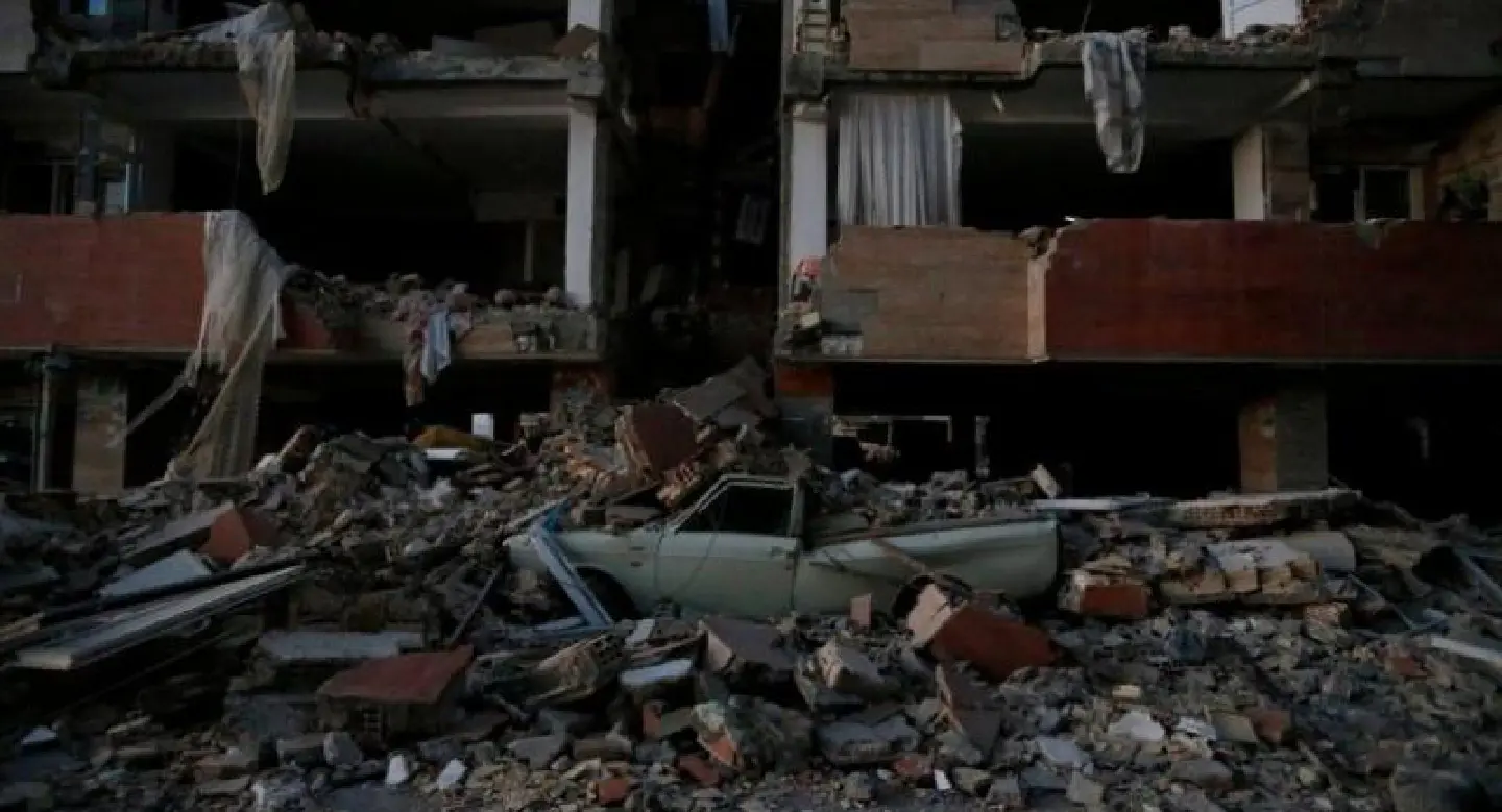 At least 170 killed as strong quake rocks Iran-Iraq border At least 170 killed as strong quake rocks Iran-Iraq border