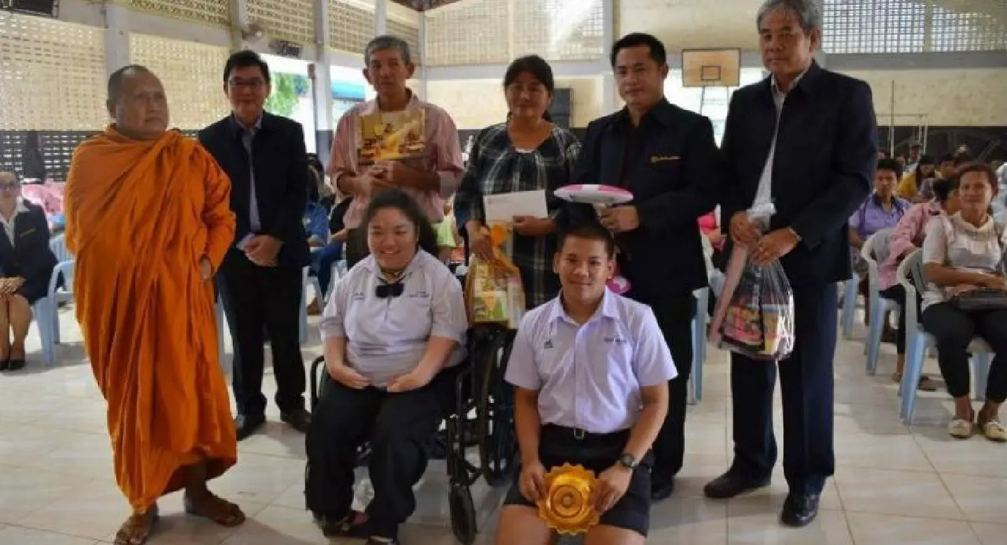 Abbot grants scholarship to disabled calligraphy prodigy Abbot grants scholarship to disabled calligraphy prodigy