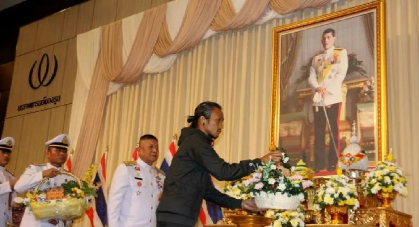 His Majesty grants flowers, energy drinks, sweets to Toon His Majesty grants flowers, energy drinks, sweets to Toon