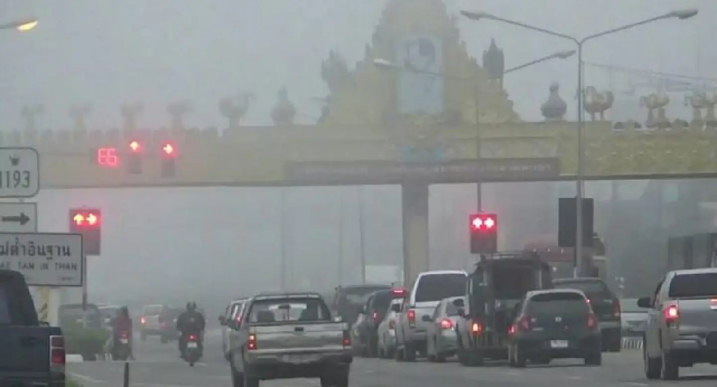 Poor visibility as fog covers Phayao Poor visibility as fog covers Phayao