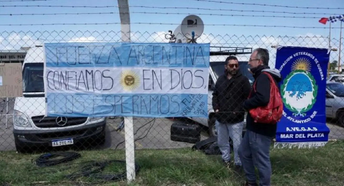 Rescuers battle waves, wind in hunt for missing Argentine sub