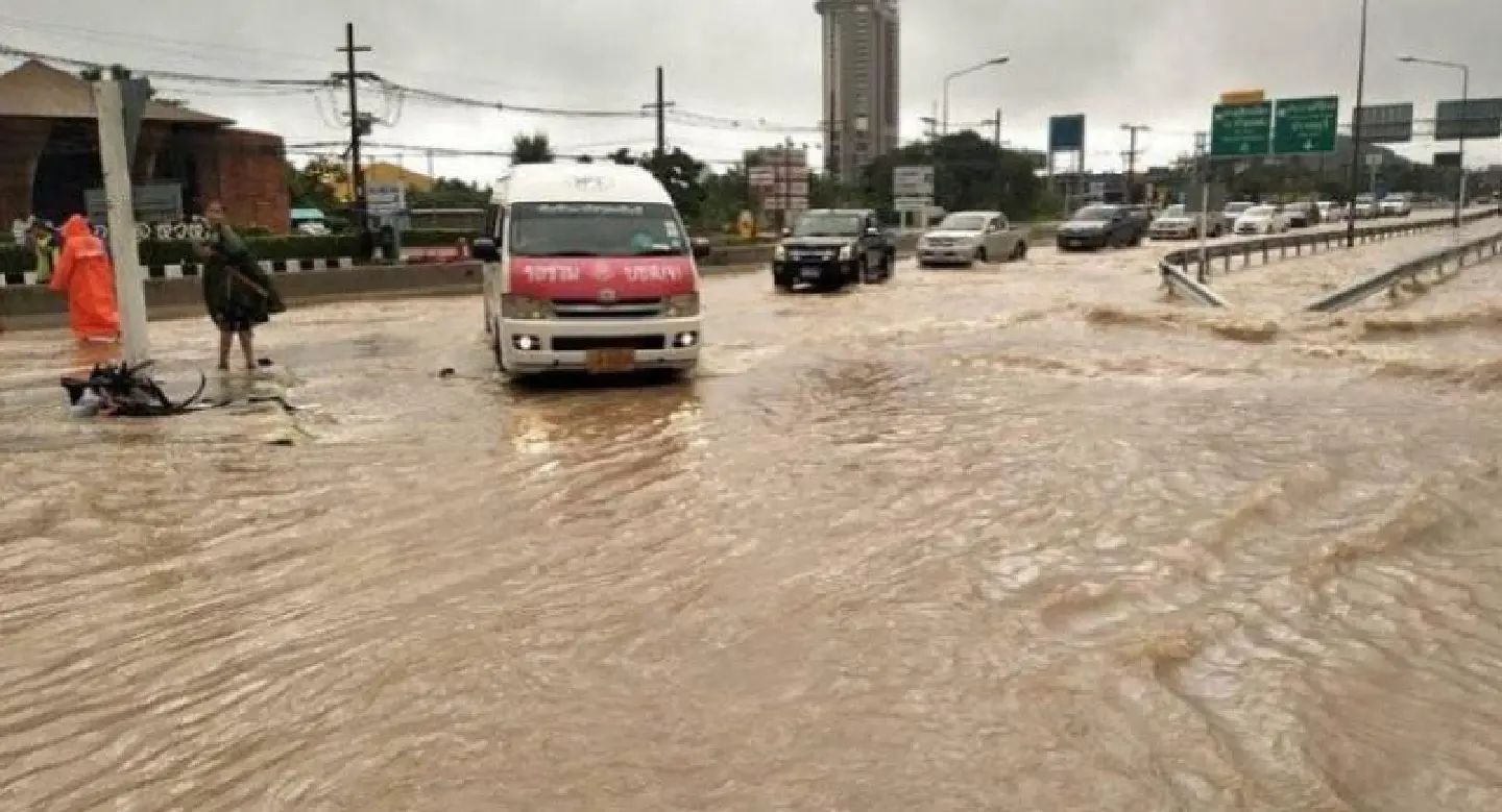 Kirogi leaves downtown Phetchaburi flooded Kirogi leaves downtown Phetchaburi flooded
