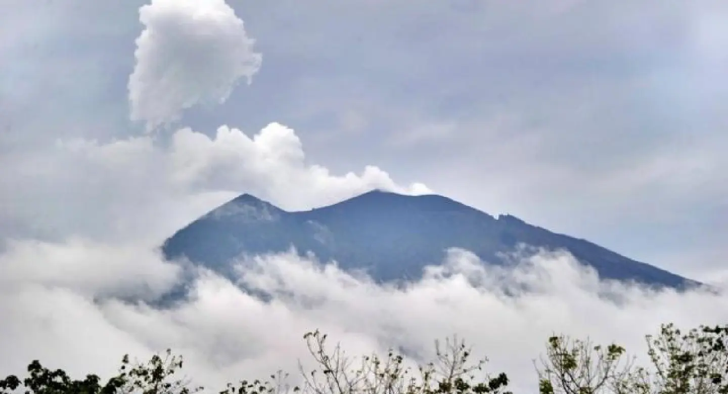 Breaking news : Thousands flee over Bali volcano eruption fears Breaking news : Thousands flee over Bali volcano eruption fears
