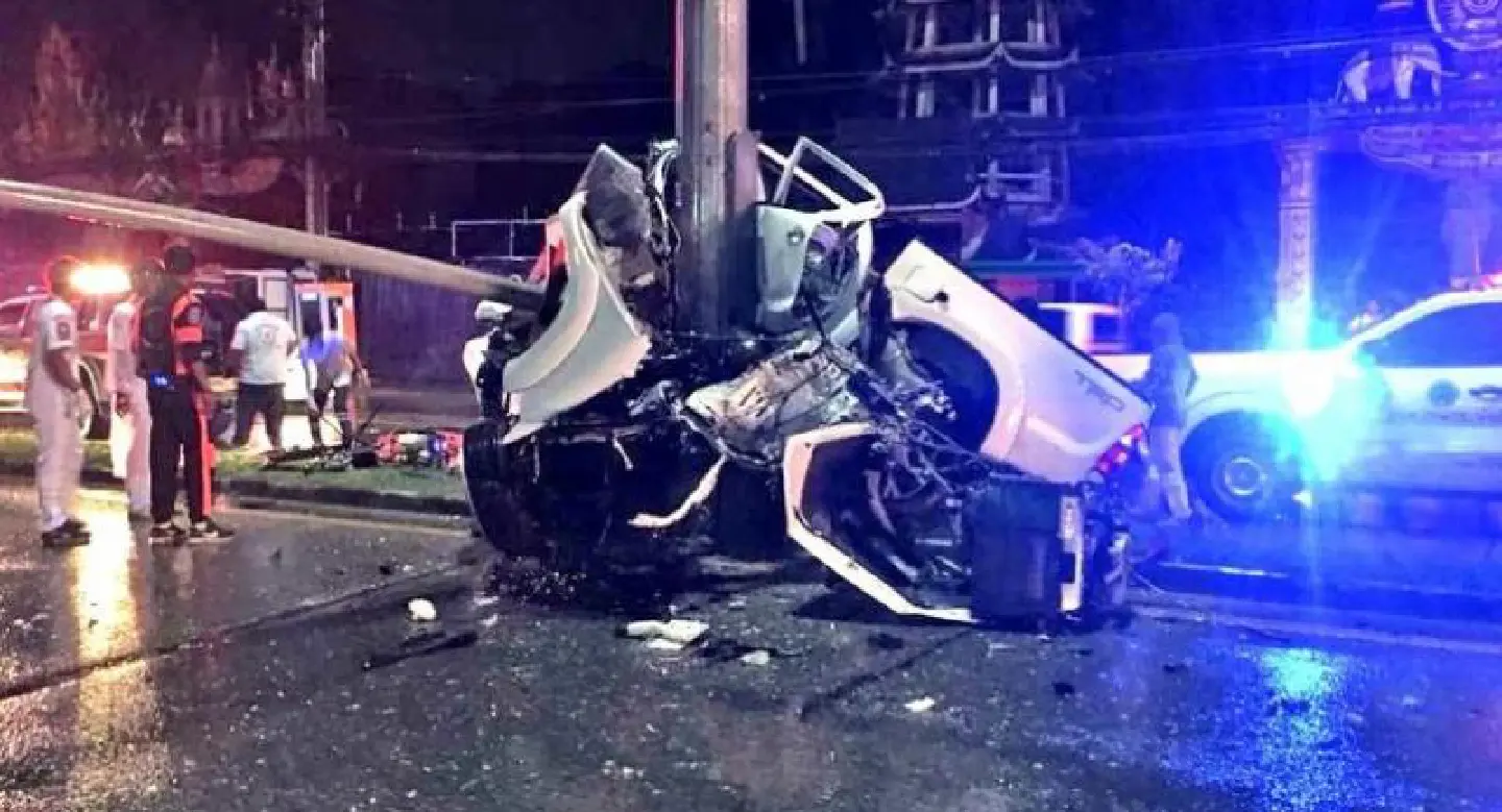 Driver dies as pick-up hits power pole
