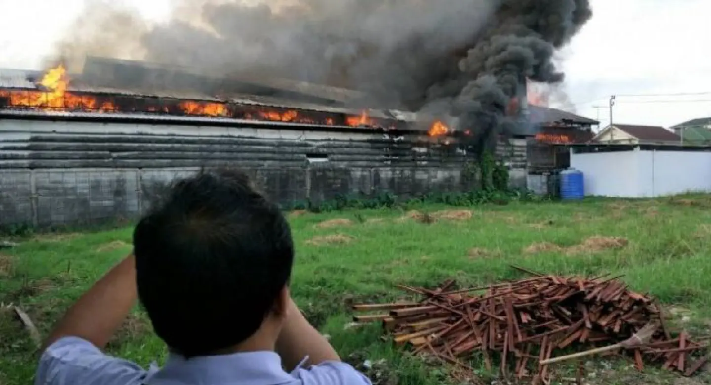 Fire breaks out at furniture factory on Onnuj Road Fire breaks out at furniture factory on Onnuj Road