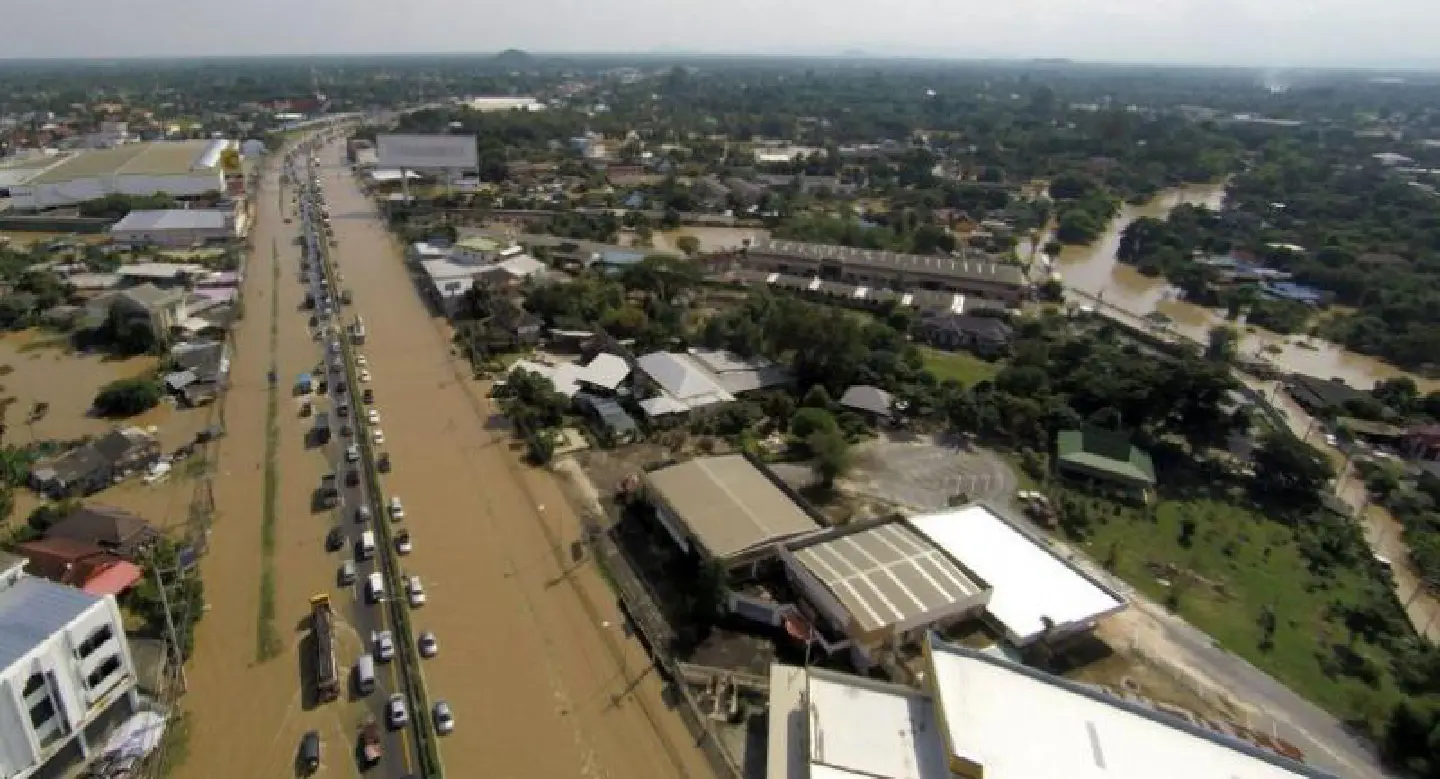 Phetchaburi sees hundreds evacuated by flat-bottom boats Phetchaburi sees hundreds evacuated by flat-bottom boats