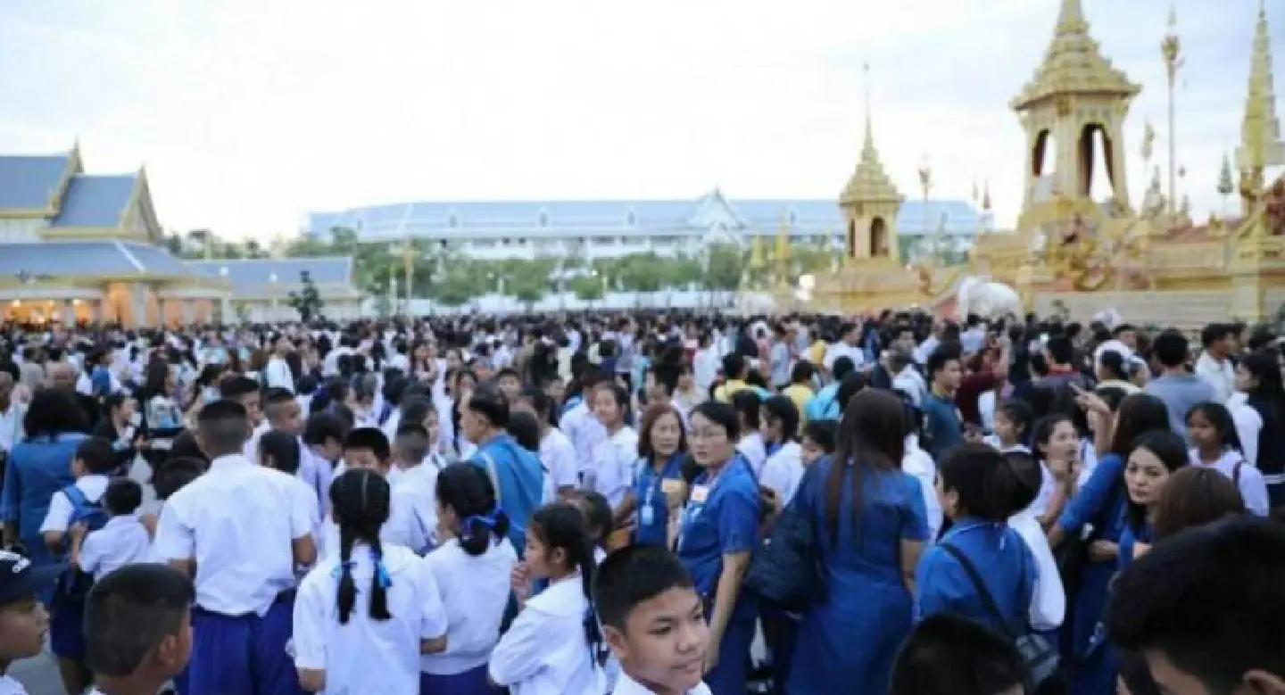 Long queues to enter Royal Crematorium ground Long queues to enter Royal Crematorium ground