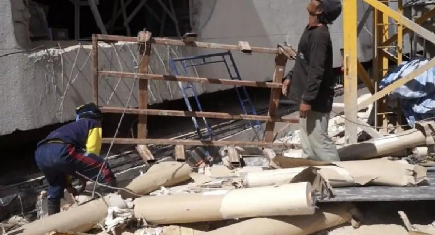 Two workers die at Si Sa Ket hospital construction site Two workers die at Si Sa Ket hospital construction site