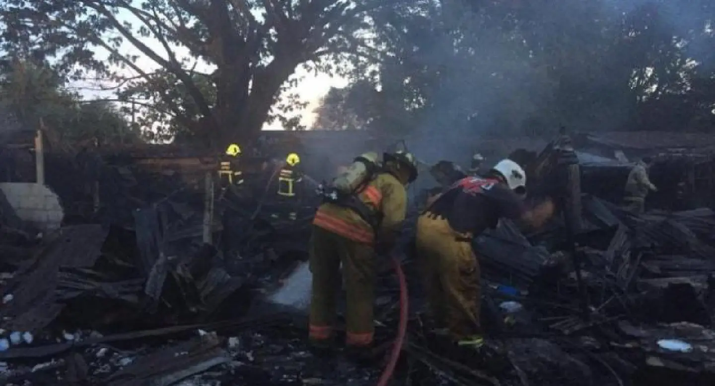 Fire destroys wooden houses in Bang Sue Fire destroys wooden houses in Bang Sue