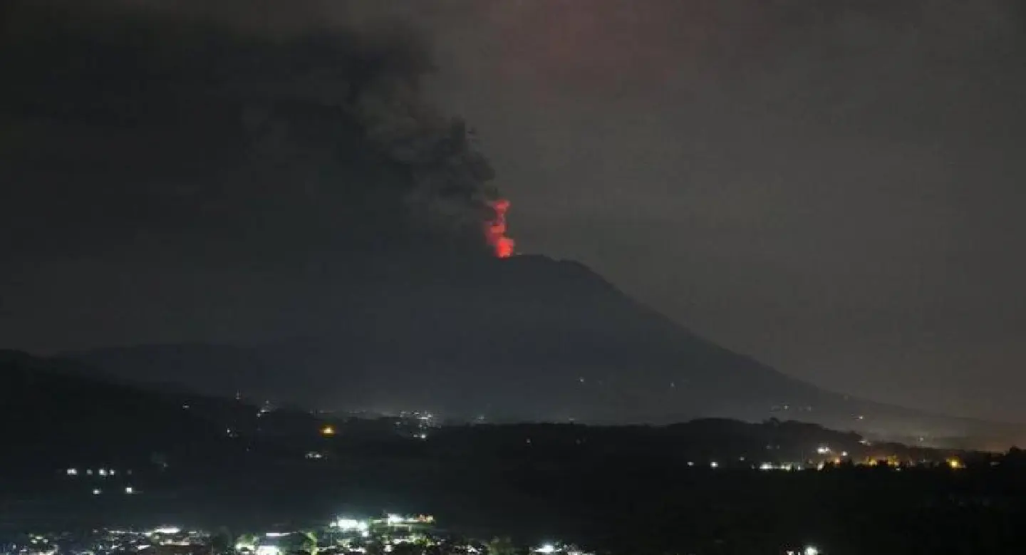 Thousands flee as Bali raises volcano alert to highest level Thousands flee as Bali raises volcano alert to highest level