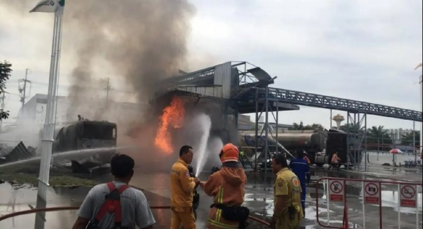 Three injured in oil tanker explosion in Chon Buri Three injured in oil tanker explosion in Chon Buri