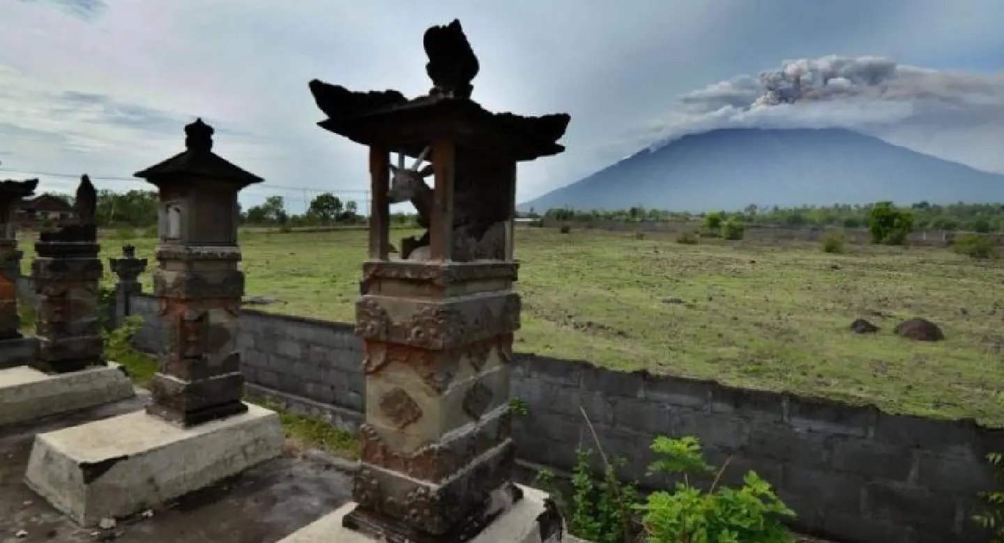 Indonesia reopening Bali airport shut by volcanic ash fears Indonesia reopening Bali airport shut by volcanic ash fears