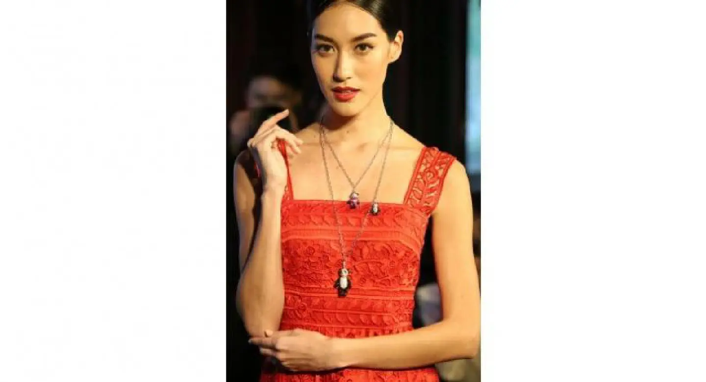 Poise, playfulness and oriental beauty Poise, playfulness and oriental beauty